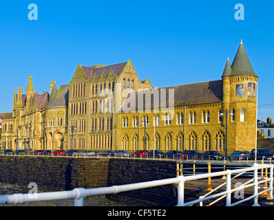 Old College de l'Université d'Aberystwyth, qui a ouvert ses portes en 1865 comme le Château Hôtel. C'est l'un des plus beaux exemples de l'œuvre de G Banque D'Images