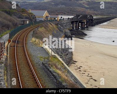 Pont de Barmouth, un chemin de fer à voie unique sur l'estuaire de la rivière Afon Mawddach à marée basse. Banque D'Images