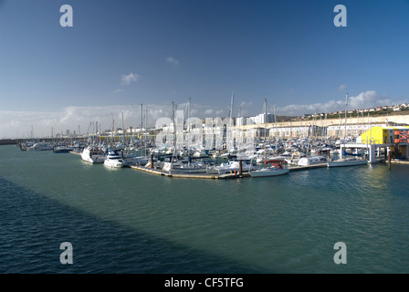 Bateaux amarrés dans le port de plaisance de Brighton. Banque D'Images