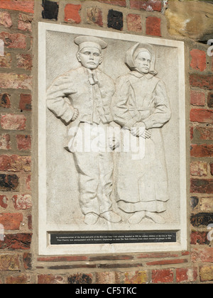 Avec les enfants orphelins de la plaque sur le mur de la Quilt Museum and Gallery basé à St Anthonys Hall, une fois qu'un Blue Coat School. Banque D'Images