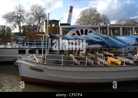 Yarmouth Belle steamboat aux côtés d'un bateau de plaisance 'Jeff' sur la Tamise à Kingston upon Thames. Banque D'Images