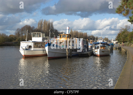 Yarmouth Belle steamboat amarrée le long d'autres bateaux de plaisance sur la Tamise à Kingston upon Thames. Banque D'Images