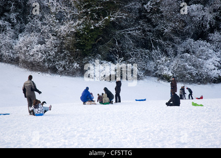 Plaisir en famille dans la neige sur Dealey Plaza. Banque D'Images