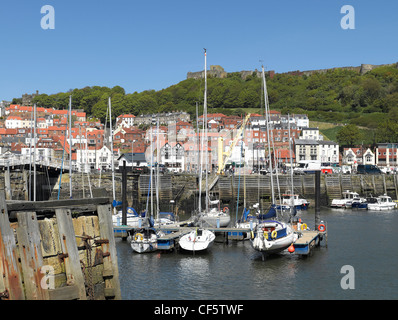 Les petits bateaux amarrés dans le port intérieur de Scarborough à marée basse. Banque D'Images