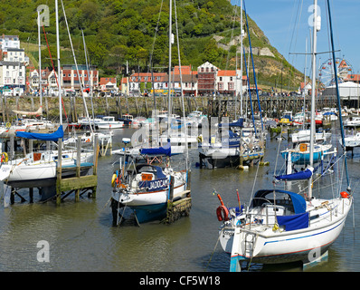 Les bateaux amarrés dans le port intérieur de Scarborough à marée basse. Banque D'Images