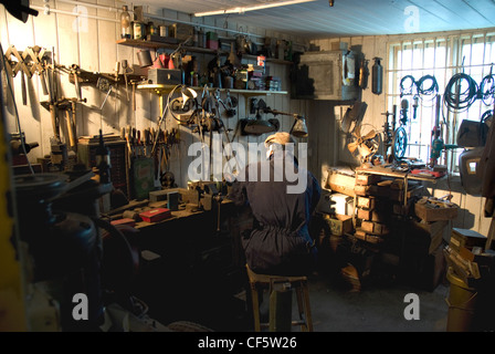 Un atelier de l'ingénieur dans l'abri de Malcolm Campbell, l'une des nombreuses expositions qui racontent l'histoire de la compétition à Brookland Banque D'Images