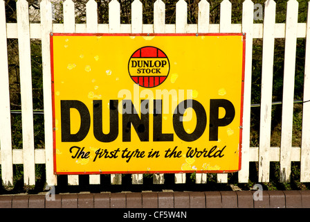 Une vieille enseigne publicitaire Dunlop à Sheffield Park Station sur les Bluebell Railway. Banque D'Images