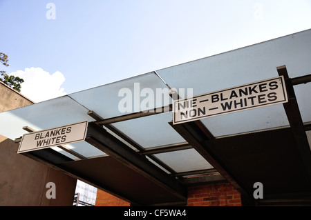 Les blancs et les non-blancs entrée du Musée de l'Apartheid, Johannesburg, la Province de Gauteng, Afrique du Sud Banque D'Images