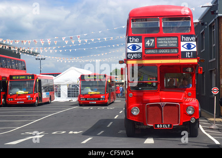 Un bus routemaster rouge à Epsom dépôt des entraîneurs dans le cadre de leur 90ème anniversaire journée portes ouvertes. Banque D'Images