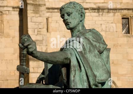 Constantin le Grand statue en bronze à l'extérieur du transept sud de la cathédrale de York. Banque D'Images