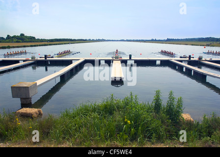 Laissant leurs bateaux stations sur le départ d'une course à Eton Dorney, siège de l'aviron, le canoë et l'Aviron paralympique veille Sprint Banque D'Images