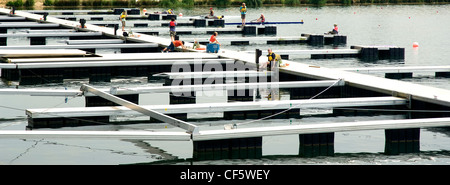 À partir piers à Eton Dorney, siège de l'aviron, le canoë et l'Aviron paralympique événements Sprint lors des Jeux de Londres 2012. Banque D'Images