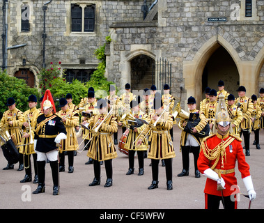 La bande du blues et de la famille royale préparation de parade à la cérémonie jarretière annuel au château de Windsor. Banque D'Images