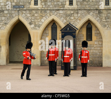 Relève de la garde au château de Windsor au cours de la cérémonie du jour porte-jarretelles. Banque D'Images