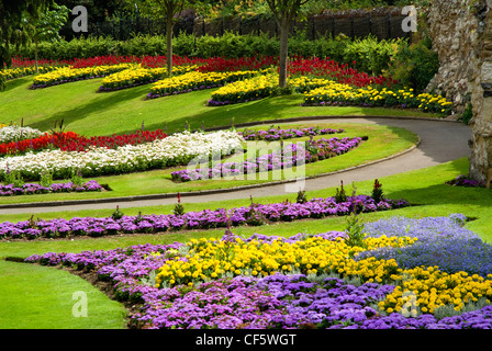 De superbes compositions florales dans le parc du château de Guildford. Banque D'Images