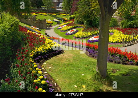 De superbes compositions florales dans le parc du château de Guildford. Banque D'Images