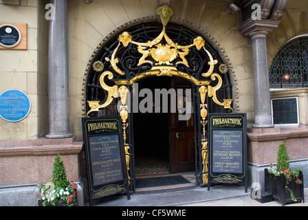 L'entrée de la salle à manger en face de l'Orchestre Philharmonique de Liverpool Philharmonic Hall. Banque D'Images