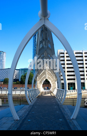 Prince's Dock passerelle sur le nouveau canal de Liverpool à Leeds lien. Banque D'Images