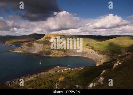 Une vue de la côte sud-ouest le long du chemin St Alban's Head sur l'île de Purbeck dans le Dorset. Banque D'Images