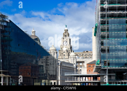 Le Royal Liver Building entre bureau moderne et résidentiel sur le Pier Head. Banque D'Images