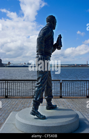 Statue du Capitaine Frederick 'Johnny' Walker sur le Pier Head à Liverpool. Banque D'Images