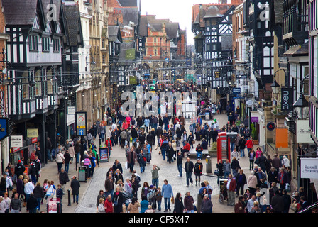 Les lumières de Noël sur Eastgate Street, la principale rue commerçante de Chester. Banque D'Images