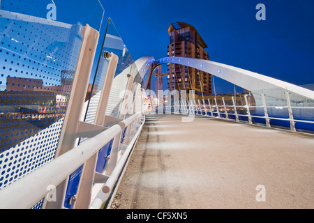 Le Millennium Bridge à Salford Quays. Banque D'Images