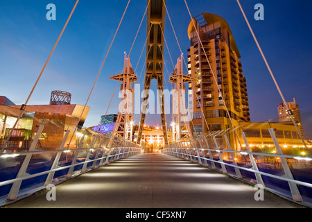 Le Millennium Bridge à Salford Quays. Banque D'Images