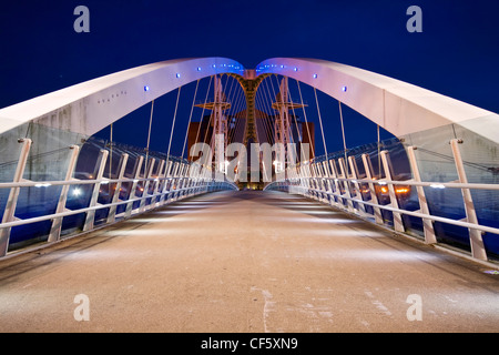 Le Millennium Bridge à Salford Quays. Banque D'Images