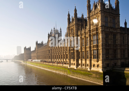 Les chambres du Parlement debout sur les rives de la Tamise. Banque D'Images