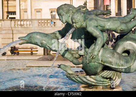 Bronze statue fontaine ornementale à Trafalgar Square. Banque D'Images