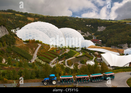 Les jardins et de gigantesques coupoles de l'Eden Project dans la région de Cornwall. Banque D'Images