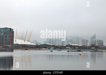 Un matin brumeux sur la Tamise en direction de l'O2 Arena et de Docklands. Banque D'Images