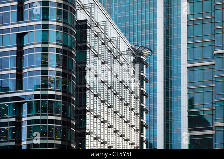 Brillant et lumineux, vêtu de verre édifices à Canary Wharf. Banque D'Images