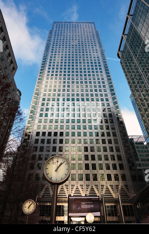 Jusqu'à la cours des horloges dans Square Cabot à la Canary Wharf Tower (One Canada Square) le bâtiment le plus élevé du Royaume-Uni. Banque D'Images