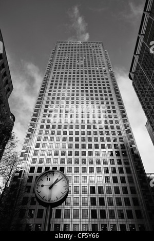 Jusqu'à passé une horloge dans Square Cabot à la Canary Wharf Tower (One Canada Square) le bâtiment le plus élevé du Royaume-Uni. Banque D'Images