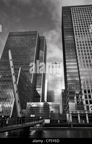 Vue sur une passerelle dans l'ouest de l'Inde vers les quais Millwall le gratte-ciel à Canary Wharf, l'accueil aux trois plus grands b Banque D'Images