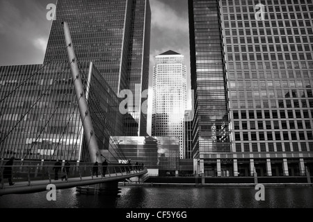 Vue sur une passerelle dans l'ouest de l'Inde vers les quais Millwall le gratte-ciel à Canary Wharf, l'accueil aux trois plus grands b Banque D'Images