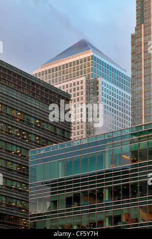 La Canary Wharf Tower, le plus haut édifice de l'UK entouré de grands immeubles de bureaux en verre revêtu dans le quartier des docks de l'E Banque D'Images