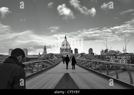 Les gens de marcher à travers les Objectifs du Millénaire pour passerelle vers la Cathédrale St Paul. Banque D'Images