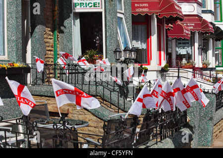 Drapeaux de l'Angleterre à l'extérieur d'une station balnéaire traditionnelle guest house. Banque D'Images