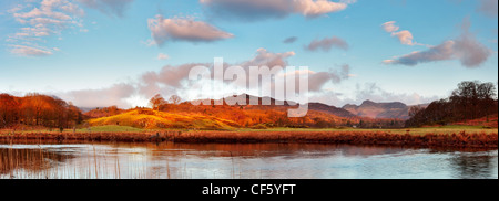 Tôt le matin, nuages au-dessus de l'eau de la rivière Brathay. Banque D'Images