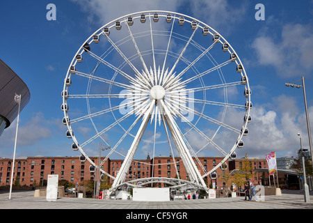 La roue de l'écho entre Liverpool Albert Dock et de l'Echo Arena. Banque D'Images