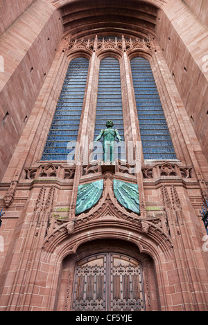 "Christ ressuscité", une statue par Elizabeth Frink au-dessus de la porte Ouest de la cathédrale anglicane. Banque D'Images