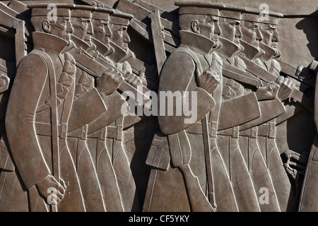 Bronze sculpté reliefs représentant une armée en mouvement dans une longue marche, sur le Cénotaphe de Liverpool. Banque D'Images