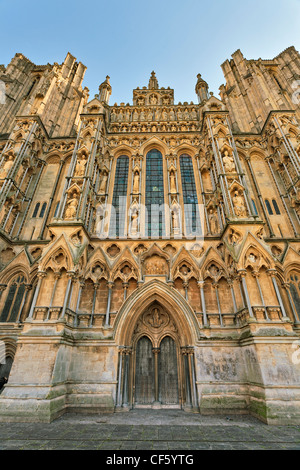 L'Ouest avant de Wells Cathedral, commencé en 1220, a la plus grande collection de statues médiévales en Europe. Banque D'Images