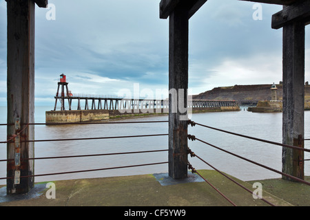 Les nouveaux et les anciens phares de Whitby jetée est. Banque D'Images