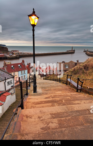 Vue vers le bas du célèbre Whitby 199 étapes vers la vieille ville et le port. Banque D'Images