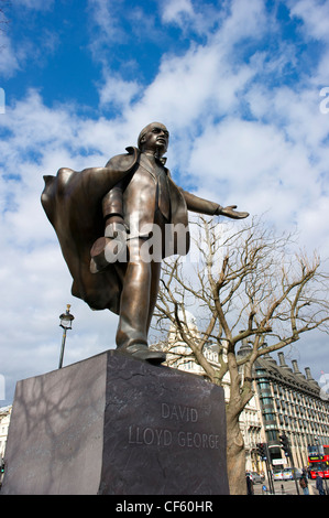 Statue en bronze de David Lloyd George sur un socle solide de l'ardoise galloise en place du Parlement. Banque D'Images