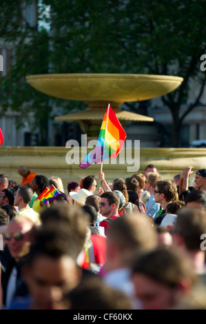 Profitant de la foule in Trafalgar Square à Gay Pride 2010. Banque D'Images